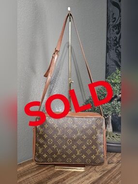 SOLD‼️Authentic Louis Vuitton Rare Vintage Monogram Canvas Messenger Crossbody